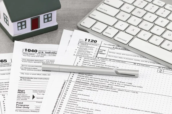 Formulário fiscal conceito de negócio financeiro: formulário de imposto de retorno com um minuto — Fotografia de Stock