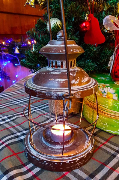 Vintage lámpa égő gyertya karácsonyi ajándékok és fa br — Stock Fotó