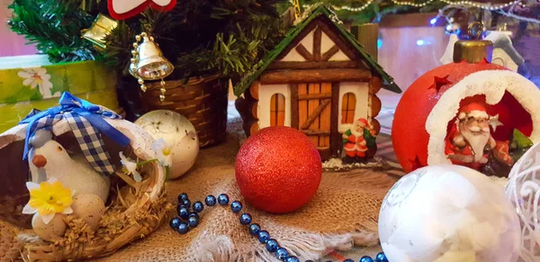 Decoración de Navidad. Coloridas bolas de Navidad con abeto b —  Fotos de Stock
