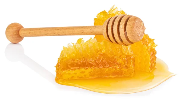 Nido de abeja con cazo de miel aislado sobre fondo blanco — Foto de Stock