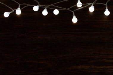 Noel ışıkları ahşap arka planda, kopyalama alanı