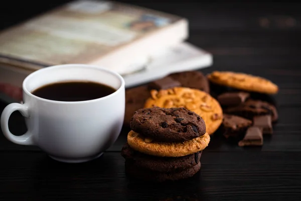 커피와 나무 테이블에 예약 초콜릿 쿠키 컵. 홈마 (주) — 스톡 사진