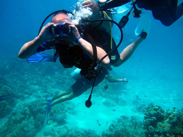 Man scuba diver and beautiful colorful coral reef underwater — Stock Photo, Image