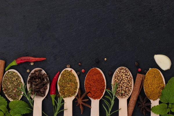 Koyu arka planda çeşitli baharatlar. Kopyalama alanı olan üst görünüm