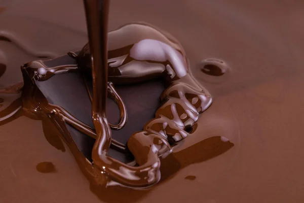 Fond tourbillon chocolat fondu. Gros plan sur le chocolat liquide — Photo