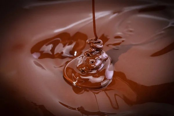 Fond tourbillon chocolat fondu. Gros plan sur le chocolat liquide — Photo