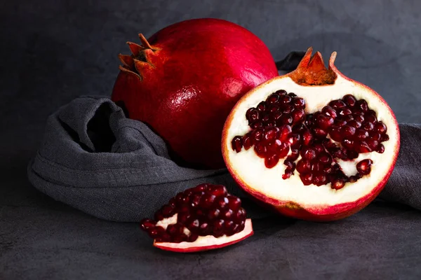 Frutti di melograno maturi su sfondo scuro — Foto Stock