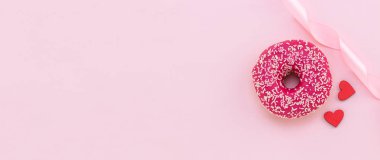 Sevgililer Günü geçmişi. Kırmızı kalpler pembe arka planda.