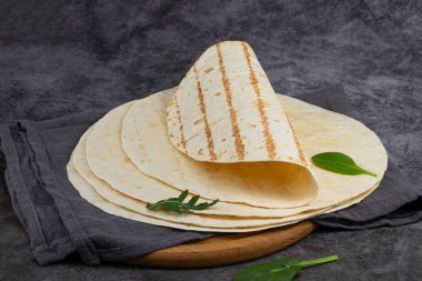 Koyu arkaplanda mısır tortillası yığını. Meksika yemeği