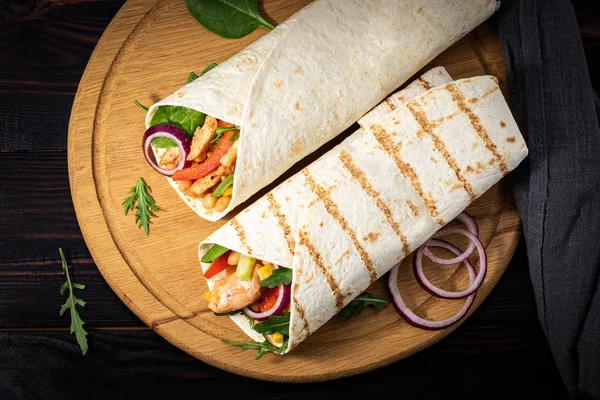 Mexické burrito s kuřetem, pepřem a fazolemi. Horní pohled — Stock fotografie