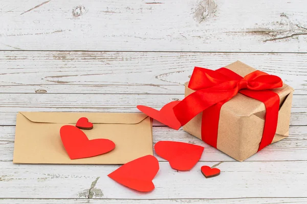 情人节的背景。 礼物，心脏，信封。 Valenti — 图库照片
