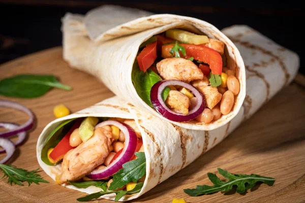 Burritos avvolge con pollo e verdure su sfondo scuro. M — Foto Stock