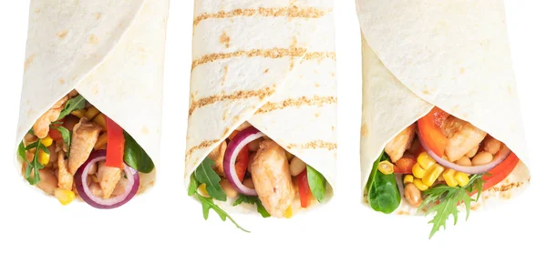 Tortilla-Wrap mit gebratenem Hühnerfleisch und Gemüse isoliert auf — Stockfoto