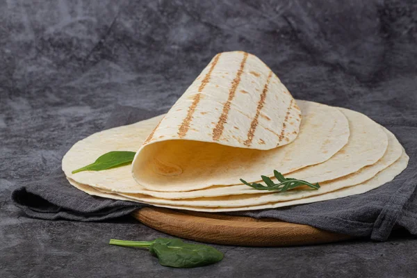 Empilement de tortillas de maïs sur fond sombre. Nourriture mexicaine — Photo