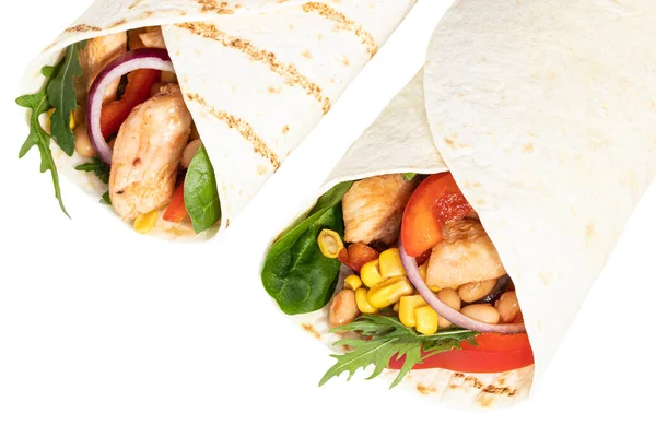 Mexické burrito s kuřecím masem, pepřem a fazolemi izolované na bílém — Stock fotografie