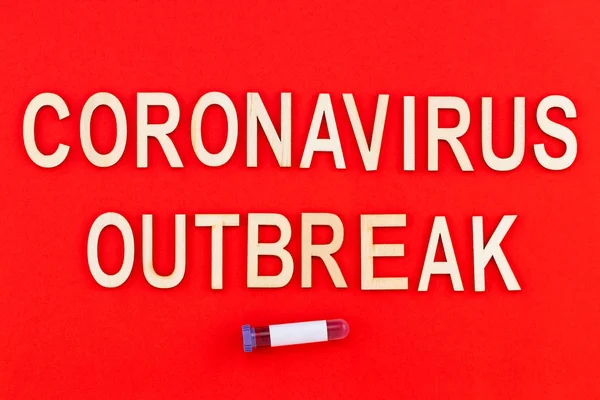 Coronavirüs salgını. Kırmızı bir grupta ahşap harflerle metin — Stok fotoğraf