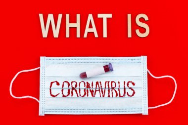 Coronavirus nedir? Kırmızı arka planda ahşap harflerle yazılmış bir yazı. Coronavirus konsepti üst görünüm