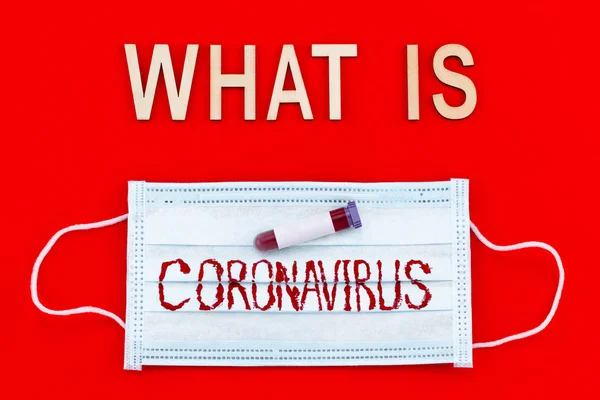 Coronavirus Nedir Kırmızı Arka Planda Ahşap Harflerle Yazılmış Bir Yazı — Stok fotoğraf