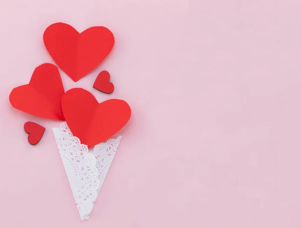 Valentines Day background. Red hearts on pastel pink background. — 스톡 사진