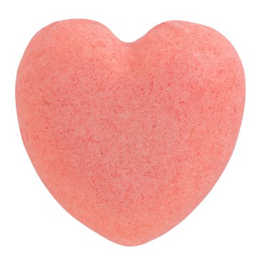 Beyaz arkaplanda izole edilmiş kalp şeklinde pasta