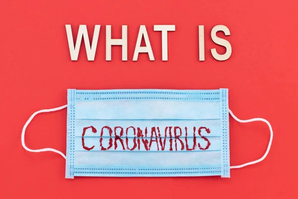 Coronavirus Nedir Kırmızı Arka Planda Ahşap Harflerle Yazılmış Bir Yazı — Stok fotoğraf