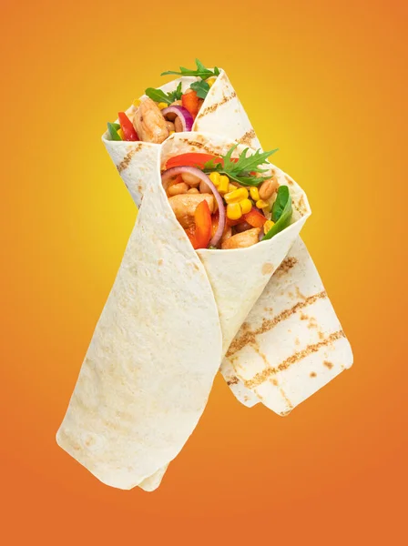 Burritos Csomagolópapír Sült Csirkehússal Zöldséggel — Stock Fotó