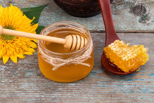 ハニーの背景 ハニカムと鍋の新鮮な蜂蜜 — ストック写真