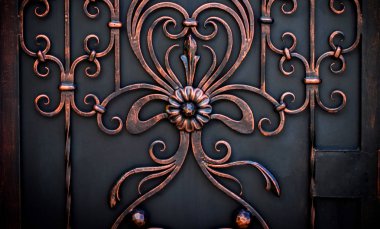 Güzel dekoratif metal elementler dövülmüş demir kapılar..