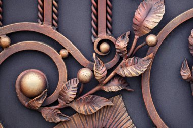 Demir kapılar, süs eşyası döşemeleri, sahte elementler..