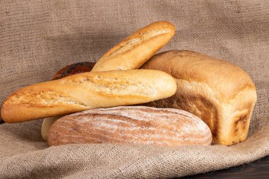 Ahşap masa üzerinde ekmek ve baget..