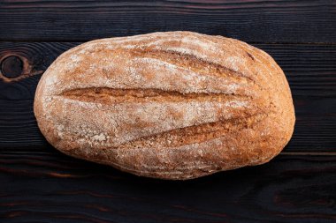Ahşap masa arkasında pişmiş ekmek. Üst görünüm.