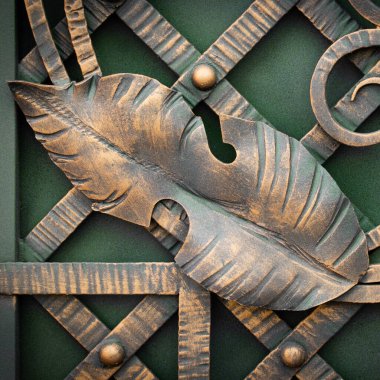 Demir kapılar, süs eşyası döşemeleri, sahte elementler..