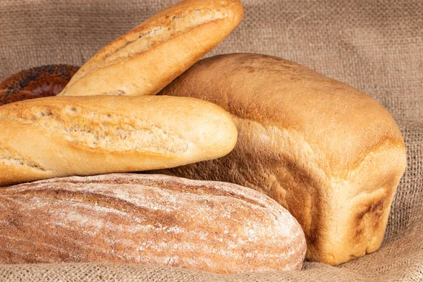 Gebakken Brood Stokbrood Houten Tafelondergrond — Stockfoto