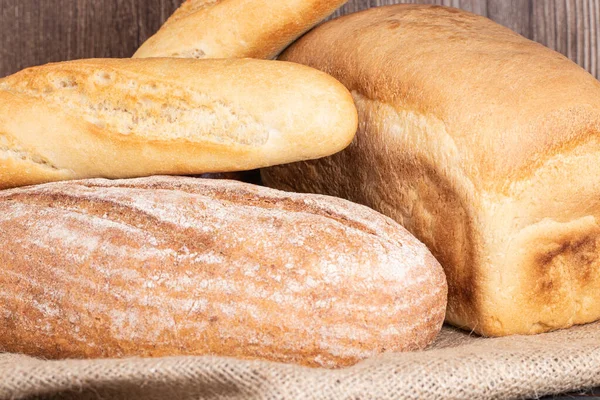 Ψημένο Ψωμί Και Μπαγκέτα Ξύλινο Τραπέζι Φόντο — Φωτογραφία Αρχείου