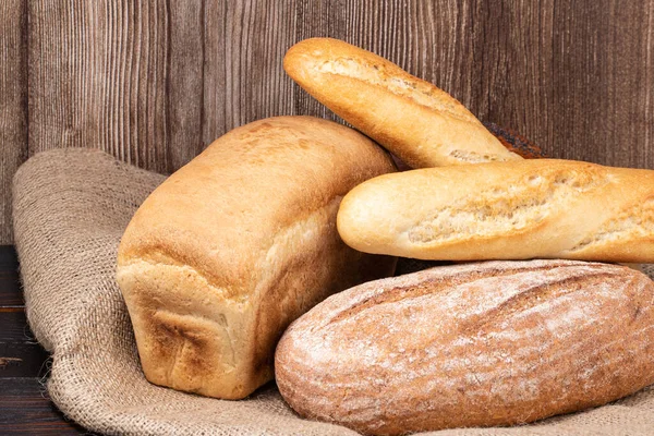 Gebakken Brood Stokbrood Houten Tafelondergrond — Stockfoto