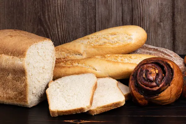 Pão Assado Baguete Fundo Mesa Madeira — Fotografia de Stock