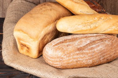 Ahşap masa üzerinde ekmek ve baget..