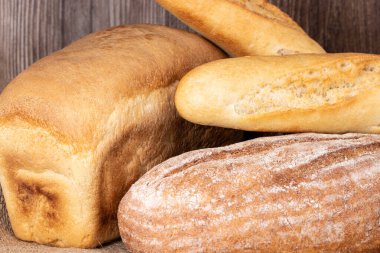 Ahşap masa üzerinde ekmek ve baget..