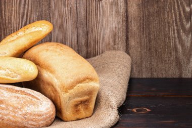 Ahşap masa üzerinde ekmek ve baget..