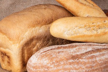 Ahşap masa üzerinde ekmek ve baget..