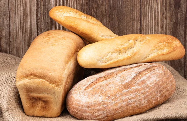 Ψημένο Ψωμί Και Μπαγκέτα Ξύλινο Τραπέζι Φόντο — Φωτογραφία Αρχείου
