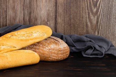 Ahşap masa üzerinde ekmek ve baget..