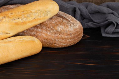 Ahşap masa üzerinde ekmek ve baget..