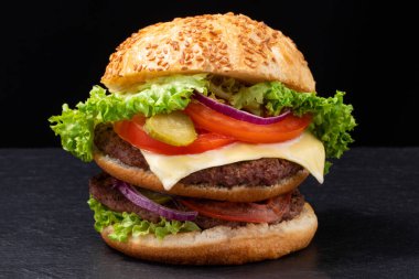 Esmer arka planda taze etli burger..