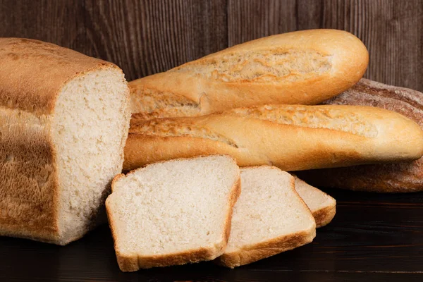 Pão Assado Baguete Fundo Mesa Madeira — Fotografia de Stock