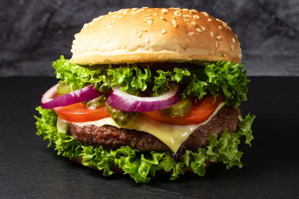 Świeże Smaczne Hamburgery Wołowe Ciemnym Tle — Zdjęcie stockowe