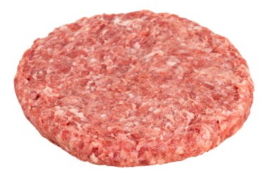 Beyaz arka planda çiğ sığır etli burger..
