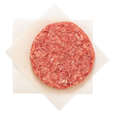 Beyaz arka planda çiğ sığır etli burger..