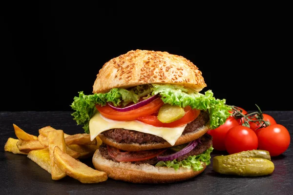 Big Burger Frytkami Ciemnym Tle — Zdjęcie stockowe