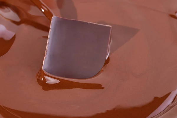Ein Stück Schokolade Geschmolzener Schokolade — Stockfoto